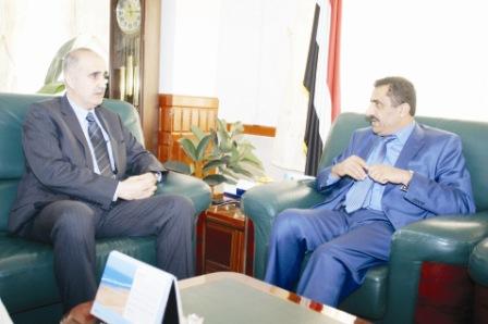 وزير النفط لدى لقائه رئيس مجلس الادارة والعضو المنتدب لشركة (كوف بك) أمس